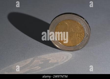 Den Helder, Niederlande. November 2023. Eine zwei-Euro-Münze mit einem doppelten Schatten. Hochwertige Fotos Stockfoto