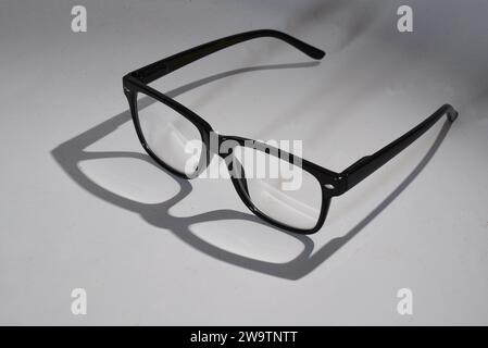 Den Helder, Niederlande. November 2023. Eine Brille mit Schatten auf weißem Hintergrund. Hochwertige Fotos Stockfoto