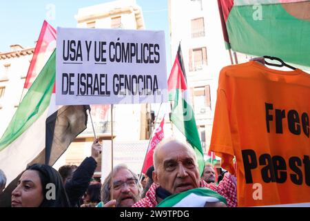 Demonstranten protestieren während einer Demonstration zur Unterstützung Palästinas vor dem Außenministerium am 30. Dezember 2023 in Madrid, Spanien. Stockfoto