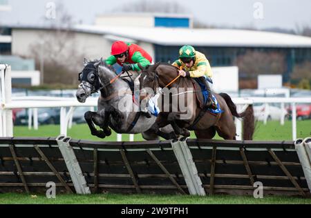 Rambo T und Gavin Sheehan gewinnen den Coral Racing Club für die Freie Handicap-Hürde für Trainer Olly Murphy und Eigentümer MPB Contractors Limited. Quelle: JTW equine Images/Alamy Live News Stockfoto