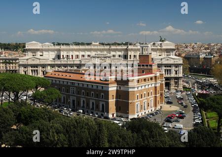 Blick von Castel Sant'Angelo auf die Gerichtsgebäude in Rom Italien an Einem wunderbaren Frühlingstag mit Ein paar Wolken im Himmel Stockfoto