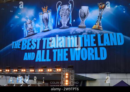 Manchester, Großbritannien. Dezember 2023 30. Die Stadt zeigt ihre fünf Trophäen vor dem Premier League-Spiel Manchester City gegen Sheffield United im Etihad Stadium, Manchester, Großbritannien, 30. Dezember 2023 (Foto: Conor Molloy/News Images) Credit: News Images LTD/Alamy Live News Stockfoto