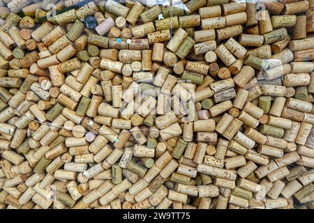 Hunderte von Weinkorken im Fenster des Restaurants, Briancon, Frankreich Stockfoto