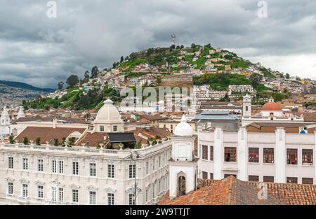 Das historische Stadtzentrum von Quito aus der Luft mit dramatischen Wolken, Ecuador. Stockfoto