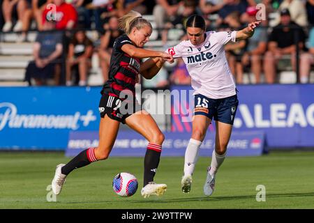 Sydney, Australien. Dezember 2023 30. Emma Checker von Victory tritt mit Sophie Harding von den Wanderers beim A-League Women RD10-Spiel zwischen Western Sydney Wanderers und Melbourne Victory am 30. Dezember 2023 im Wanderers Football Park in Sydney, Australien um den Ball an Credit: IOIO IMAGES/Alamy Live News Stockfoto