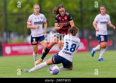 Sydney, Australien. Dezember 2023 30. Kayla Morrison von Victory tritt am 30. Dezember 2023 in Sydney, Australien um den Ball an, während des A-League Women RD10-Spiels zwischen Western Sydney Wanderers und Melbourne Victory im Wanderers Football Park. Credit: IOIO IMAGES/Alamy Live News Stockfoto