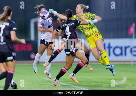 Sydney, Australien. Dezember 2023 30. Keeper Kaylie Collins of the Wanderers schlägt den Ball während des A-League Women RD10-Spiels zwischen Western Sydney Wanderers und Melbourne Victory im Wanderers Football Park am 30. Dezember 2023 in Sydney, Australien. Credit: IOIO IMAGES/Alamy Live News Stockfoto