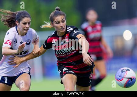Sydney, Australien. Dezember 2023 30. McKenzie Weinert von Victory tritt am 30. Dezember 2023 im Wanderers Football Park in Sydney, Australien um den Ball an Stockfoto