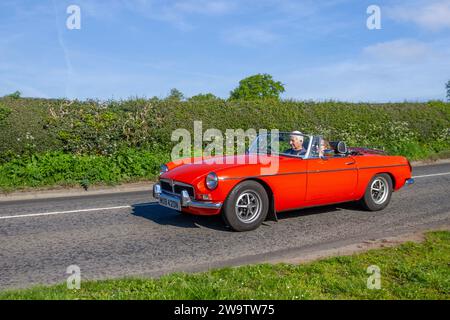 1974 70er Jahre MG B Orange Car Benzinmotor 1800 ccm Cabrio; restaurierte klassische Spezialmotoren Fahrzeugrestauration, Autosammler, Motorenliebhaber von gestern und historische Veteranen, die in Cheshire, Großbritannien, unterwegs sind Stockfoto