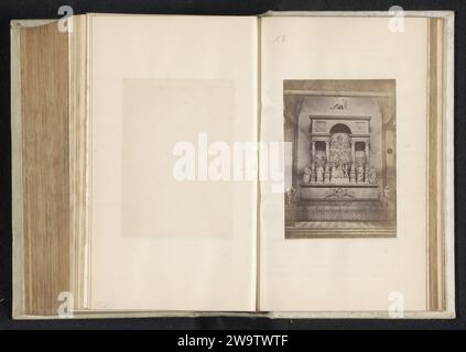 Grabdenkmal des Tizians in der Basilika Santa Maria Gloriosa dei Frari in Venedig, Anonym, um 1850 - in oder vor 1860 Fotografie Basilika Santa Maria Gloriosa dei Frari fotografische Unterstützung Albumendruck Grabbau, monumentales Grab. Inneres der Kirche Basilika Santa Maria Gloriosa dei Frari Stockfoto