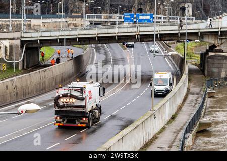 Usti Nad Labem, Tschechische Republik. Dezember 2023 30. Mitarbeiter der AVE-Firma räumen nach einem Hochwasser auf der I/30 in einem Hochwasserschutzbad in der Pristavni-Straße unter der Dr. Edvard Benes-Brücke, Usti nad Labem, Tschechische Republik, 30. Dezember 2023. Quelle: Ondrej Hajek/CTK Photo/Alamy Live News Stockfoto