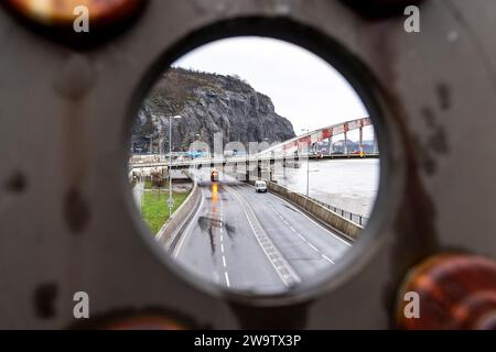 Usti Nad Labem, Tschechische Republik. Dezember 2023 30. Mitarbeiter der AVE-Firma räumen nach einem Hochwasser auf der I/30 in einem Hochwasserschutzbad in der Pristavni-Straße unter der Dr. Edvard Benes-Brücke, Usti nad Labem, Tschechische Republik, 30. Dezember 2023. Quelle: Ondrej Hajek/CTK Photo/Alamy Live News Stockfoto