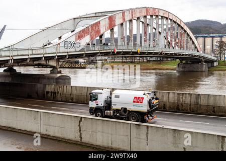 Usti Nad Labem, Tschechische Republik. Dezember 2023 30. Mitarbeiter der AVE-Firma räumen nach einem Hochwasser auf der I/30 in einem Hochwasserschutzbad in der Pristavni-Straße unter der Dr. Edvard Benes-Brücke, Usti nad Labem, Tschechische Republik, 30. Dezember 2023. Quelle: Ondrej Hajek/CTK Photo/Alamy Live News Stockfoto