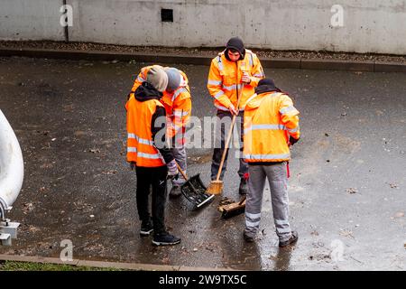 Usti Nad Labem, Tschechische Republik. Dezember 2023 30. Mitarbeiter der AVE-Firma räumen nach einem Hochwasser auf der I/30 in einem Hochwasserschutzbad in der Pristavni-Straße unter der Dr. Edvard Benes-Brücke, Usti nad Labem, Tschechische Republik, 30. Dezember 2023. Quelle: Ondrej Hajek/CTK Photo/Alamy Live News Stockfoto