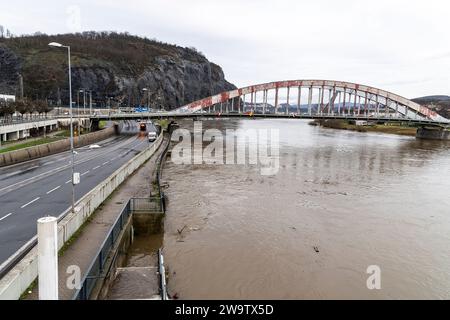 Usti Nad Labem, Tschechische Republik. Dezember 2023 30. Mitarbeiter der AVE-Firma räumen nach einem Hochwasser auf der I/30 in einem Hochwasserschutzbad in der Pristavni-Straße unter der Dr. Edvard Benes-Brücke, Usti nad Labem, Tschechische Republik, 30. Dezember 2023. Quelle: Ondrej Hajek/CTK Photo/Alamy Live News Stockfoto