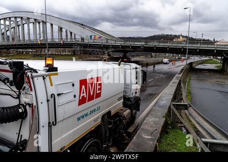 Usti Nad Labem, Tschechische Republik. Dezember 2023 30. Mitarbeiter der AVE-Firma räumen nach einem Hochwasser auf der I/30 in einem Hochwasserschutzbad in der Pristavni-Straße unter der Dr. Edvard Benes-Brücke, Usti nad Labem, Tschechische Republik, 30. Dezember 2023. Quelle: Ondrej Hajek/CTK Photo/Alamy Live News Stockfoto