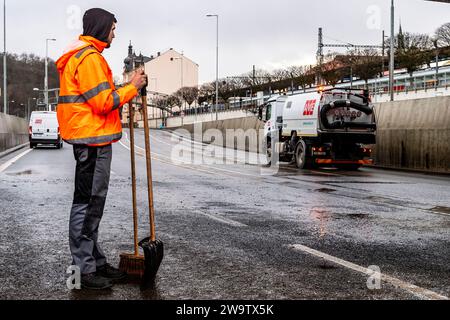 Usti Nad Labem, Tschechische Republik. Dezember 2023 30. Mitarbeiter der AVE-Firma räumen nach einem Hochwasser auf der I/30 in einem Hochwasserschutzbad in der Pristavni-Straße unter der Dr. Edvard Benes-Brücke, Usti nad Labem, Tschechische Republik, 30. Dezember 2023. Quelle: Ondrej Hajek/CTK Photo/Alamy Live News Stockfoto