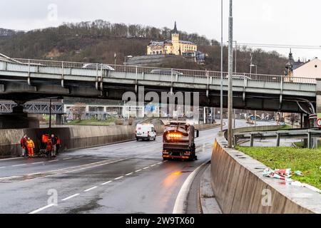 Usti Nad Labem, Tschechische Republik. Dezember 2023 30. Mitarbeiter der AVE-Firma räumen nach einem Hochwasser auf der I/30 in einem Hochwasserschutzbad in der Pristavni-Straße unter der Dr. Edvard Benes-Brücke, Usti nad Labem, Tschechische Republik, 30. Dezember 2023. Quelle: Ondrej Hajek/CTK Photo/Alamy Live News Stockfoto