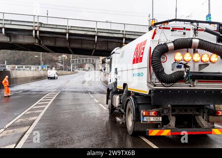 Usti Nad Labem, Tschechische Republik. Dezember 2023 30. Mitarbeiter der AVE-Firma räumen nach einem Hochwasser auf der I/30 in einem Hochwasserschutzbad in der Pristavni-Straße unter der Dr. Edvard Benes-Brücke, Usti nad Labem, Tschechische Republik, 30. Dezember 2023. Quelle: Ondrej Hajek/CTK Photo/Alamy Live News Stockfoto