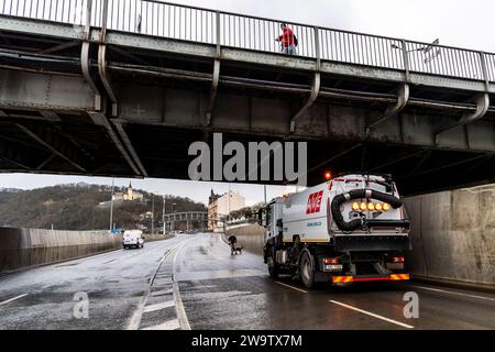 Usti Nad Labem, Tschechische Republik. Dezember 2023 30. Mitarbeiter der AVE-Firma räumen nach einem Hochwasser auf der I/30 in einem Hochwasserschutzbad in der Pristavni-Straße unter der Dr. Edvard Benes-Brücke, Usti nad Labem, Tschechische Republik, 30. Dezember 2023. Quelle: Ondrej Hajek/CTK Photo/Alamy Live News Stockfoto