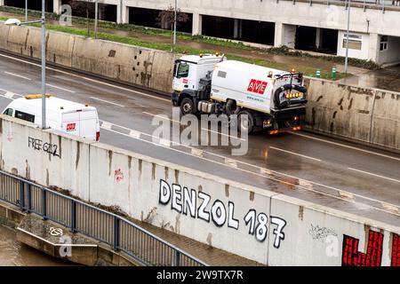 Usti Nad Labem, Tschechische Republik. Dezember 2023 30. Mitarbeiter der AVE-Firma räumen nach einem Hochwasser auf der I/30 in einem Hochwasserschutzbad in der Pristavni-Straße unter der Dr. Edvard Benes-Brücke, Usti nad Labem, Tschechische Republik, 30. Dezember 2023. Quelle: Ondrej Hajek/CTK Photo/Alamy Live News Stockfoto