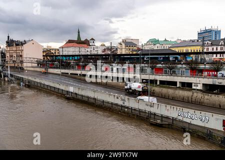 Usti Nad Labem, Tschechische Republik. Dezember 2023 30. Mitarbeiter der AVE-Firma räumen nach einem Hochwasser auf der I/30 in einem Hochwasserschutzbad in der Pristavni-Straße unter der Dr. Edvard Benes-Brücke, Usti nad Labem, Tschechische Republik, 30. Dezember 2023. Quelle: Ondrej Hajek/CTK Photo/Alamy Live News Stockfoto