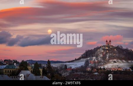 Banska Stiavnica in der Slowakei ist eine der schönsten Städte Europas. Calvary auf dem Hügel ist eine architektonische und landschaftliche Einheit bei Sonnenuntergang Stockfoto