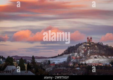 Banska Stiavnica in der Slowakei ist eine der schönsten Städte Europas. Calvary auf dem Hügel ist eine architektonische und landschaftliche Einheit bei Sonnenuntergang Stockfoto