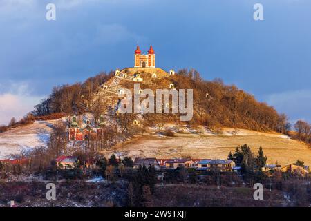 Banska Stiavnica in der Slowakei ist eine der schönsten Städte Europas. Calvary auf dem Hügel ist eine architektonische und landschaftliche Einheit Stockfoto