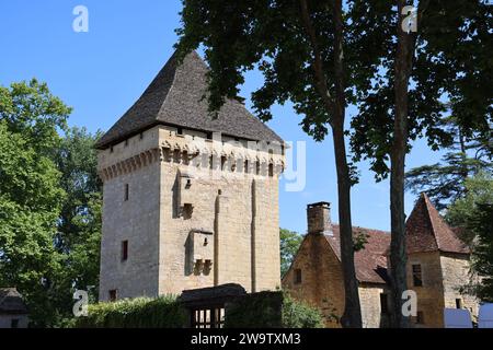 Manoir de la Salle (15. Jahrhundert) in Saint-Léon-sur-Vézère. Das Herrenhaus von La Salle besteht aus einem Herrenhaus und einem quadratischen Donjon mit Eckturm Stockfoto