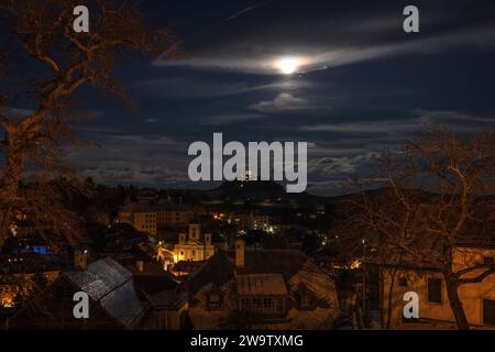 Banska Stiavnica in der Slowakei ist eine der schönsten Städte Europas. Calvary auf dem Hügel ist eine architektonische und landschaftliche Einheit bei Nacht. Stockfoto