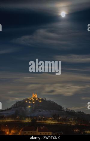 Banska Stiavnica in der Slowakei ist eine der schönsten Städte Europas. Calvary auf dem Hügel ist eine architektonische und landschaftliche Einheit bei Nacht. Stockfoto