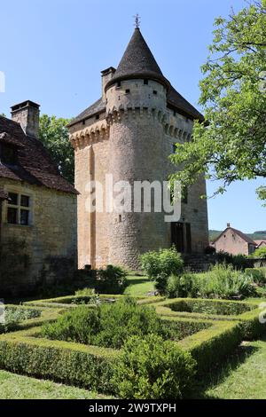 Manoir de la Salle (15. Jahrhundert) in Saint-Léon-sur-Vézère. Das Herrenhaus von La Salle besteht aus einem Herrenhaus und einem quadratischen Donjon mit Eckturm Stockfoto