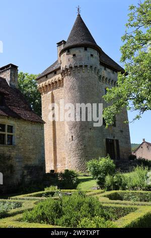 Manoir de la Salle (15. Jahrhundert) in Saint-Léon-sur-Vézère. Das Herrenhaus von La Salle besteht aus einem Herrenhaus und einem quadratischen Donjon mit Eckturm Stockfoto