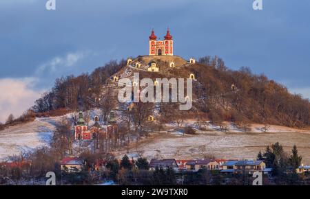 Banska Stiavnica in der Slowakei ist eine der schönsten Städte Europas. Calvary auf dem Hügel ist eine architektonische und landschaftliche Einheit Stockfoto