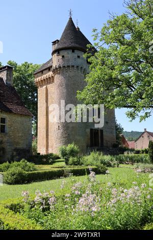 Manoir de la Salle (15. Jahrhundert) in Saint-Léon-sur-Vézère. Das Herrenhaus von La Salle besteht aus einem Herrenhaus und einem quadratischen Donjon mit Eckturm Stockfoto