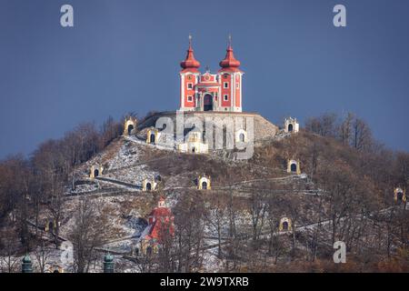 Banska Stiavnica in der Slowakei ist eine der schönsten Städte Europas. Calvary auf dem Hügel ist eine architektonische und landschaftliche Einheit Stockfoto