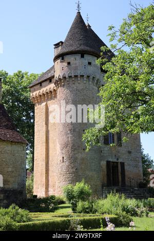 Manoir de la Salle (15. Jahrhundert) in Saint-Léon-sur-Vézère. Das Herrenhaus von La Salle besteht aus einem Herrenhaus und einem quadratischen Donjon mit Eckturm Stockfoto