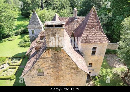 Manoir de la Salle (15. Jahrhundert) in Saint-Léon-sur-Vézère. Das Herrenhaus von La Salle besteht aus einem Herrenhaus und einem quadratischen Donjon mit Eckturm Stockfoto