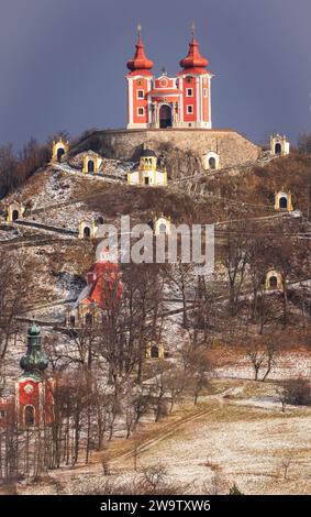 Banska Stiavnica in der Slowakei ist eine der schönsten Städte Europas. Calvary auf dem Hügel ist eine architektonische und landschaftliche Einheit Stockfoto