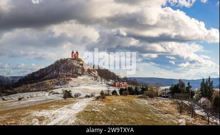 Banska Stiavnica in der Slowakei ist eine der schönsten Städte Europas. Calvary auf dem Hügel ist eine architektonische und landschaftliche Einheit Stockfoto