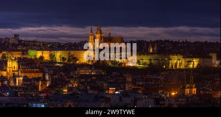 Beleuchtete Prager Burg bei Nacht Stockfoto