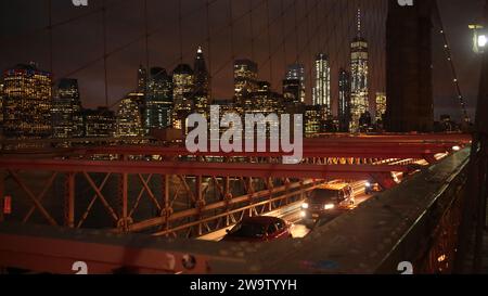 Skyline von New York während der Hauptverkehrszeit über die Brooklyn Bridge bei Nacht Stockfoto