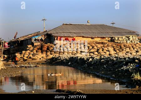 Chittagong, Potenga, Bangladesch. Dezember 2023 30. Menschen, die in Chittagong Patenga Küstengebiet von Bangladesch leben, kämpfen ständig mit den Auswirkungen des Klimawandels.Neben grundlegenden Einrichtungen wie Unterkünften, Nahrung, sauberem Wasser, sicheren sanitären Einrichtungen, ihr Leben befindet sich in einer Krise.zu verschiedenen Zeiten, aufgrund von Wirbelstürmen, Gezeitenfluten, gehen fast ihr Leben und Eigentum verloren. (Kreditbild: © Mohammed Shajahan/ZUMA Press Wire) NUR REDAKTIONELLE VERWENDUNG! Nicht für kommerzielle ZWECKE! Quelle: ZUMA Press, Inc./Alamy Live News Stockfoto