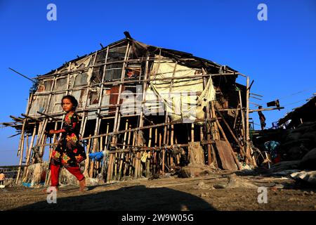 Chittagong, Potenga, Bangladesch. Dezember 2023 30. Menschen, die in Chittagong Patenga Küstengebiet von Bangladesch leben, kämpfen ständig mit den Auswirkungen des Klimawandels.Neben grundlegenden Einrichtungen wie Unterkünften, Nahrung, sauberem Wasser, sicheren sanitären Einrichtungen, ihr Leben befindet sich in einer Krise.zu verschiedenen Zeiten, aufgrund von Wirbelstürmen, Gezeitenfluten, gehen fast ihr Leben und Eigentum verloren. (Kreditbild: © Mohammed Shajahan/ZUMA Press Wire) NUR REDAKTIONELLE VERWENDUNG! Nicht für kommerzielle ZWECKE! Quelle: ZUMA Press, Inc./Alamy Live News Stockfoto