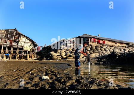 Chittagong, Potenga, Bangladesch. Dezember 2023 30. Menschen, die in Chittagong Patenga Küstengebiet von Bangladesch leben, kämpfen ständig mit den Auswirkungen des Klimawandels.Neben grundlegenden Einrichtungen wie Unterkünften, Nahrung, sauberem Wasser, sicheren sanitären Einrichtungen, ihr Leben befindet sich in einer Krise.zu verschiedenen Zeiten, aufgrund von Wirbelstürmen, Gezeitenfluten, gehen fast ihr Leben und Eigentum verloren. (Kreditbild: © Mohammed Shajahan/ZUMA Press Wire) NUR REDAKTIONELLE VERWENDUNG! Nicht für kommerzielle ZWECKE! Quelle: ZUMA Press, Inc./Alamy Live News Stockfoto