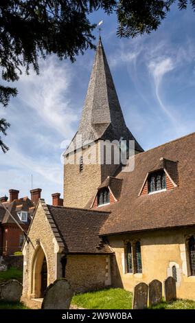 Großbritannien, England, Surrey, Compton, St. Nikolaus Dorfkirche mit pränormannischem Turm und ungewöhnlichem Turm Stockfoto