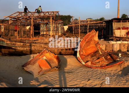 Chittagong, Potenga, Bangladesch. Dezember 2023 30. Menschen, die in Chittagong Patenga Küstengebiet von Bangladesch leben, kämpfen ständig mit den Auswirkungen des Klimawandels.Neben grundlegenden Einrichtungen wie Unterkünften, Nahrung, sauberem Wasser, sicheren sanitären Einrichtungen, ihr Leben befindet sich in einer Krise.zu verschiedenen Zeiten, aufgrund von Wirbelstürmen, Gezeitenfluten, gehen fast ihr Leben und Eigentum verloren. (Kreditbild: © Mohammed Shajahan/ZUMA Press Wire) NUR REDAKTIONELLE VERWENDUNG! Nicht für kommerzielle ZWECKE! Quelle: ZUMA Press, Inc./Alamy Live News Stockfoto