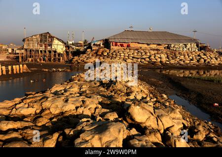 Chittagong, Potenga, Bangladesch. Dezember 2023 30. Menschen, die in Chittagong Patenga Küstengebiet von Bangladesch leben, kämpfen ständig mit den Auswirkungen des Klimawandels.Neben grundlegenden Einrichtungen wie Unterkünften, Nahrung, sauberem Wasser, sicheren sanitären Einrichtungen, ihr Leben befindet sich in einer Krise.zu verschiedenen Zeiten, aufgrund von Wirbelstürmen, Gezeitenfluten, gehen fast ihr Leben und Eigentum verloren. (Kreditbild: © Mohammed Shajahan/ZUMA Press Wire) NUR REDAKTIONELLE VERWENDUNG! Nicht für kommerzielle ZWECKE! Quelle: ZUMA Press, Inc./Alamy Live News Stockfoto