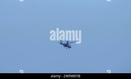 Britische Armee Boeing Apache Angriffshubschrauber AH64E (AH-64E) in Flugaktion, Wilts UK Stockfoto